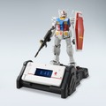 「945SH G Ver.GP30th」と充電台にセットされたガンプラ