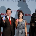 会場には同社のCMキャラクター、渡辺謙さんと、堀北真希さん、ダースベイダー卿が登場