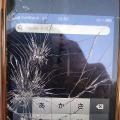 地べたに落下させ、液晶が破壊された私のiPhone