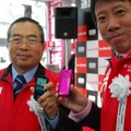 千本氏とエリック氏。エリック氏が持っている端末はピンクの着せ替えリアカバーが付けられている