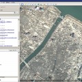痛々しく荒れた街並みが、Google Earthから視認できる