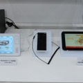 展示されていた専用端末。7インチTFTカラー液晶でFeliCaリーダー/ライターを内蔵した専用端末「CTE-001」（左）と、本サービスに対応する予定（参考出品）の「Galaxy Tab」（右）
