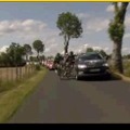 「ツール・ド・フランス」第9ステージ残り38キロ、中継車（紺色の車）がフレチャ選手に接触、同選手が倒れる
