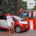三菱は地域の夏祭り「芝まつり」でおこなわれた「ちびっこのど自慢大会」の機材用電源として、i-MiEVと給電装置を提供した（30日）