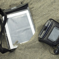 サンワサプライの防水ケース「200-PDA029 icon」（左）