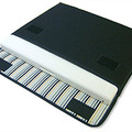 　ファブリックライフが展開するブランドおよびオンラインショップの「suono（スオーノ）」は16日、シンプルなボックスタイプのMacBook用インナーケース「Filo（フィーロ）」を発表した。