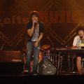 大橋卓弥（左）の優しい声と、裸足にアフロがトレードマークの常田真太郎（右）のピアノが会場を盛り上げる
