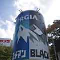 新宿駅前広場に設置された8mの巨大ジョージア缶