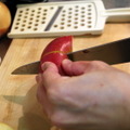 甘辛酢じょうゆタレに使うりんごは皮をむかずにそのまま切ってすり下ろし。