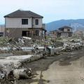 東日本大震災発生から5か月。地盤沈下により広範囲で水が上がってきている。石巻市南浜町付近