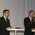 記者団の質問に答える田中孝司社長（右）と高橋誠専務