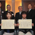 大賞受賞の門田雅史さん (前列・右) と佳作受賞の村上美然さん (前列・左) 