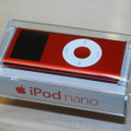 ケースに入った、iPod nano （PRODUCT） RED Special Editionを側面から