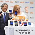 タレントの小森純さん（右）も登壇し、auスマホをピーアール