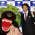 メロン熊（左）に食べられそうになる福田萌さん（中央）、杉村太蔵さん