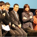 パネリスト MC（左端）の隣から順にローソンの玉塚元一副社長、新浪剛史社長、音楽プロデューサー小林武史さん、歌手の一青窈さん