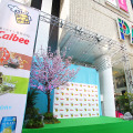 会場の渋谷パルコ前イベントスペースには桜の木が設置された