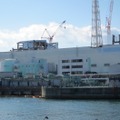 東防波堤より臨む、3・4号機タービン建屋（2012年1月14日撮影）