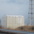 免震重要棟裏より1号機原子炉建屋を臨む（2012年1月9日撮影）