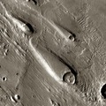 マーズ・オデッセイが撮影した、水が流れたあとと思われる火星の地形