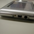 Travel Companionの向かって左側面：金色の小さいコネクタは外部GPSアンテナ（別売）用。USB ミニBタイプのコネクタと外部AC電源のプラグがつく。