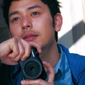 撮影は、高松と男木島（おぎしま）を結ぶフェリーの中で行われました。もともと写真が好きという妻夫木さんは、すぐに「EOS M」を使いこなすのみこみの早さで、撮影中はずっとカメラを手放さずに気になったものを撮り続けていた。 CM撮影後「どこから撮影が始まってどこで終ったのかもわからないくらい心地よかった」と言うほど。