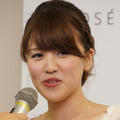 ファイナリストの更岡千春さん。イギリス生まれを生かして英語を披露