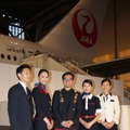 JAL新制服を初披露（写真中央：デザイナーの丸山敬太氏）