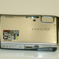 　4月下旬発売予定のニコンのコンパクトデジタルカメラ「COOLPIX S50c」。スリムボディに搭載したIEEE802.11b/g準拠の無線LAN通信機能についてはすでに別記事で紹介したが、発売前の実機をニコンより借りることができたので、ここで紹介しよう。