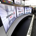 LGエレクトロニクスの展示ブースでは、55インチの曲面有機ELテレビ3台を設置