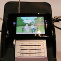 　「NAB 2007」のMediaFLOブースでは、携帯電話向けの映像配信サービス「MediaFLO」の実演が行われている。
