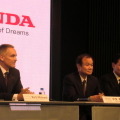 会見に臨んだ、ウィットマーシュCEO、伊東社長、本田技術研究所の4輪レース担当・取締役専務執行役員である新井康久氏（左から）。