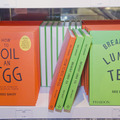 2013年3月に出版された新刊「How to Boil an Egg」（左）と現在、4カ国語に翻訳され世界的ベストセラーとなっている「BREAKFAST,LUNCH,TEA」（右）
