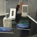 「小型ダイレクトメタノール型燃料電池」対応の携帯電話と燃料カートリッジ