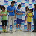 子供たちにメダルを見せる北島選手と澤選手