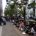 ドコモショップ丸の内店前には新しいiPhoneの発売を待つ人々で長い行列ができた