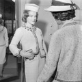 女優のロミー・シュナイダーのフィッティングに立ち会うガブリエル・シャネル（1960年）
