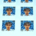 顔写真が印刷されたユニークなQRコード「顔ロゴQ」のサンプル例。これを名刺に張ってイメージアップ!?