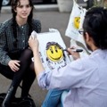 青崎伸孝のビニール袋に無料で似顔絵を描く参加型パフォーマンス「Smiley Bag Project」