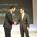 松山英樹選手（左）と握手する豊田章男社長