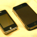 X-812とiPhoneの比較。見た目はサイズの違いだけにみえるが……