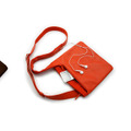 Fina Mini（左からブラウン/オレンジ/ブラック、iPodは別売）