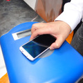 NFCを使ったモバイル決済機能を新しいSIMカードに搭載。上海の地下鉄のICカード乗車券に採用が予定されている