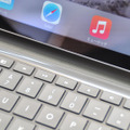 iPadとキーボードの接点はマグネットで固定される