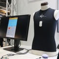 NTTブースに展示されていた「hitoe」を使った生体情報測定デモ。説明員が本製品を身につけて心拍などをモニタリングしていた