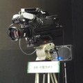小型化された8Kカメラ。高画質デモザイキング装置とセットで使う