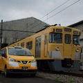 西武ハイヤーは西武鉄道の黄色い電車（右）に似せた「幸運の黄色いタクシー」（左）を7月から運行する。