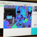 監視カメラ映像の振動成分をリアルタイムに色で判別、危険度が高いほど人の周囲が赤く表示され、通常状態なら青や緑で表示（撮影：防犯システム取材班）