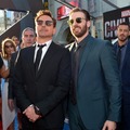 左から、ロバート・ダウニー・Jr、クリス・エヴァンス（c）2016 Marvel.