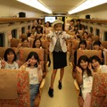 ローラ、九州新幹線の乗務員に！車内アナウンスで「まちがえちゃった～へへへ」